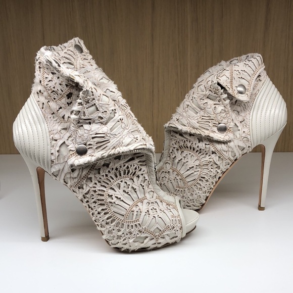 ๐HP๐Alexander McQueen Ankle boots โPIECE OF ARTโ THEY BELONG IN A MUSEUM!! - Picture 4 of 11